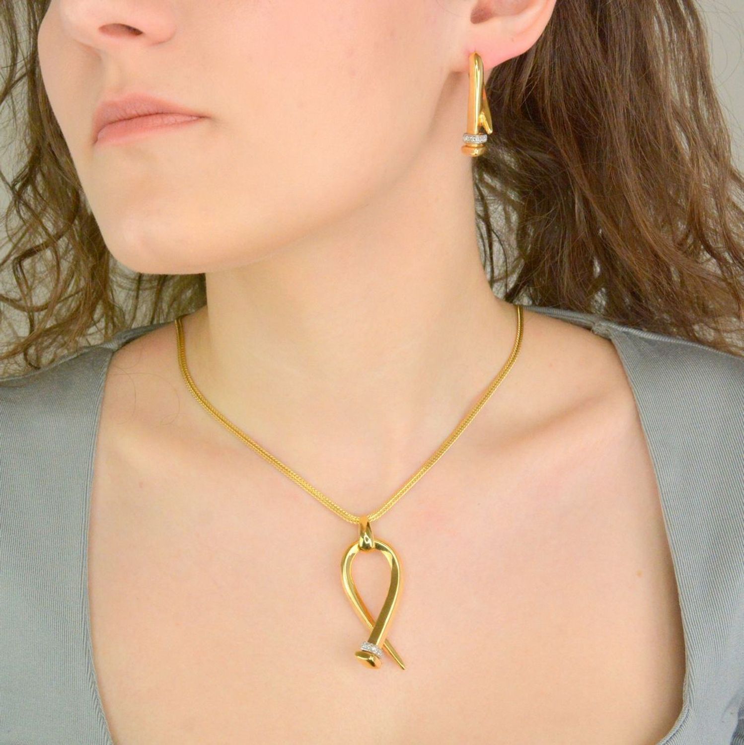 Złote kolczyki z cyrkonią próba 585, KO 781 585 KL  Kolczyki złote to wspaniały podarunek dla każdej eleganckiej kobiety.  Koczyki zapinane są na wygodne bezpieczne zapięcie angielskie typu lira. Kolczyki ze złota to doskona.jpg